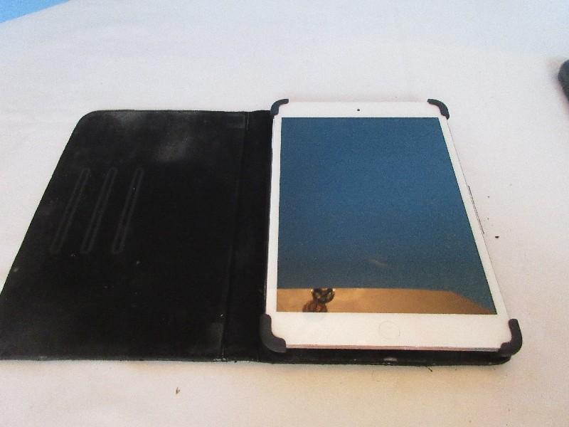 2 Electronic Devices Apple iPad w/Case & ZAGG Folio Keyboard w/iPad 9.7"