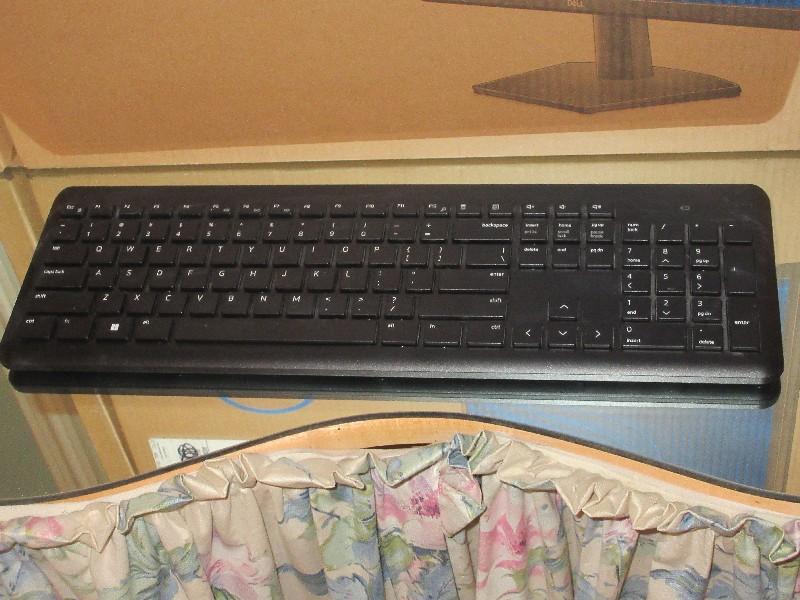 Dell 24" Monitor SE2422H NIB w/Keyboard