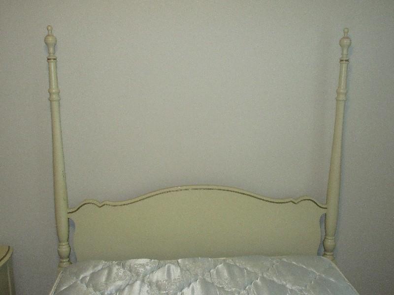 Vintage Classic French Provincial Four Poster Full Size Bed w/Finials & Metal Side Rails Gilt Trim