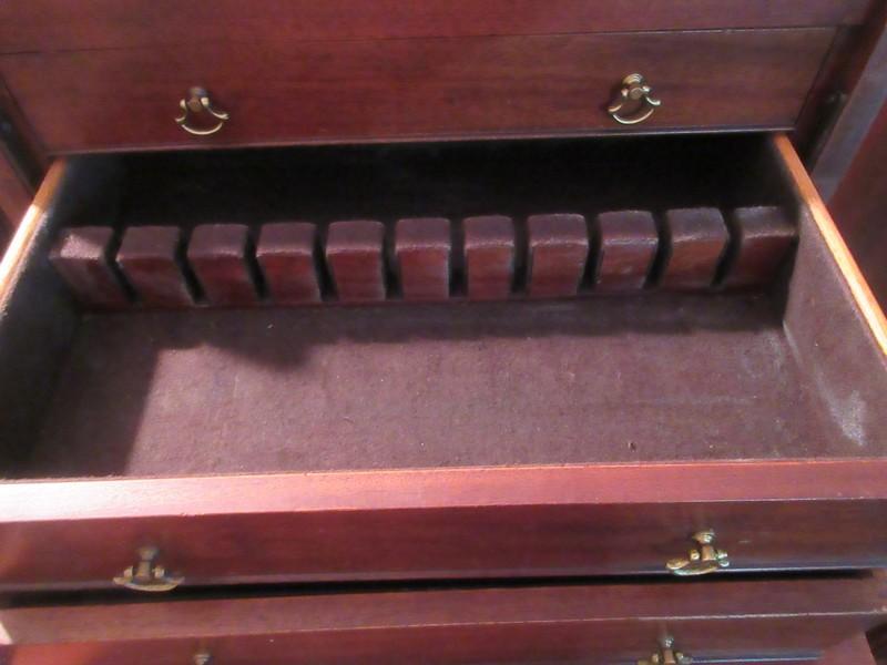 Henkel-Harris Co. Mahogany Fine Reproduction Federal Style Felt Lined Silver Chest Features