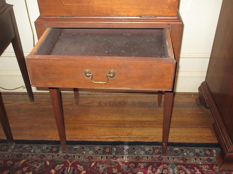 Henkel-Harris Co. Mahogany Fine Reproduction Federal Style Felt Lined Silver Chest Features