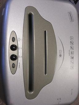 Staples 10 Sheets Capacity Shredder w/ Waste Bin on Casters