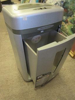 Staples 10 Sheets Capacity Shredder w/ Waste Bin on Casters