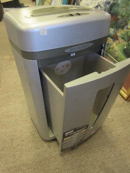 Staples 10 Sheets Capacity Shredder w/ Waste Bin on Casters