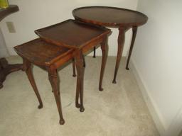 Impressive Set of 3 Mahogany Queen Anne Style Pie Crust Nesting Tables w/ Carved Knee
