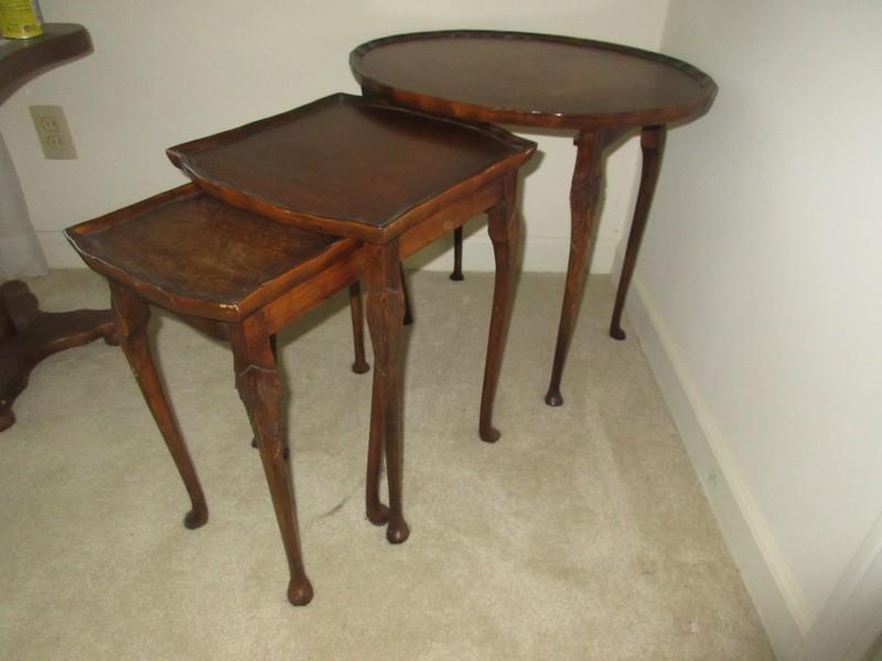 Impressive Set of 3 Mahogany Queen Anne Style Pie Crust Nesting Tables w/ Carved Knee