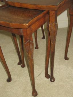 Impressive Set of 3 Mahogany Queen Anne Style Pie Crust Nesting Tables w/ Carved Knee