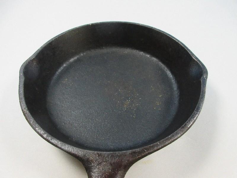 Cast Iron Handle Skillet Pan w/ Double Pour Spouts Base Marked 3 Along w/ 4 D