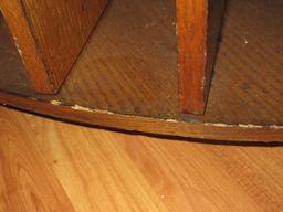 Haverty's Transitional Modern Oak Wood Grain Lift Top Coffee Table Wedge Form w/ Storage