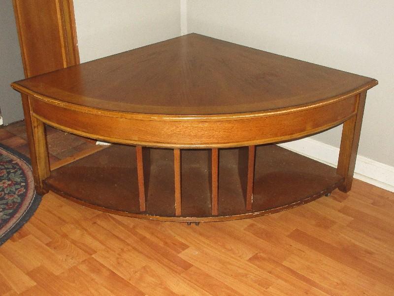 Haverty's Transitional Modern Oak Wood Grain Lift Top Coffee Table Wedge Form w/ Storage