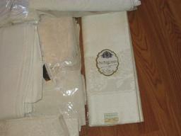 Lot Misc. Linen Table Cloths, Napkins, Traditional Battenburg, Embroidery & Crochet Detailing,