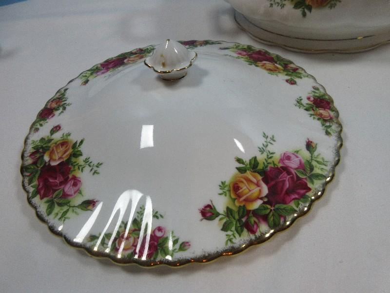 Royal Albert Bone China Old Country Roses Pattern Covered Vegetable Round Serving Bowl 8 3/4