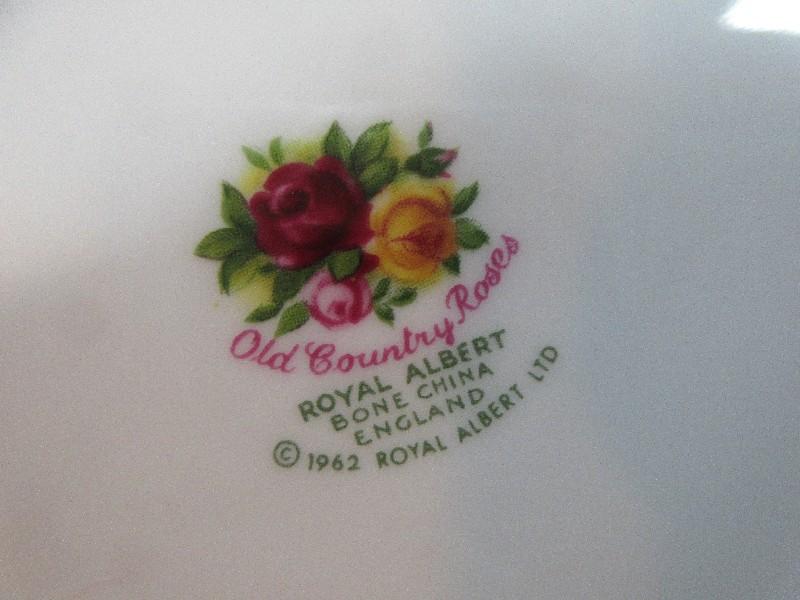 Royal Albert Bone China Old Country Roses Pattern Covered Vegetable Round Serving Bowl 8 3/4