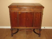 Depression Era Early Victrola Victor Talking Machine Co. VV4-40 Mahogany Veneer Console Style