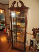 Pulaski Furniture Co. Illuminated Curio Mirrored Back 5 Glass Shelves Classic Design Arched