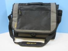New Targus City Gear Miami Messenger Laptop Case Model TCG 200 Designed to Carry up to