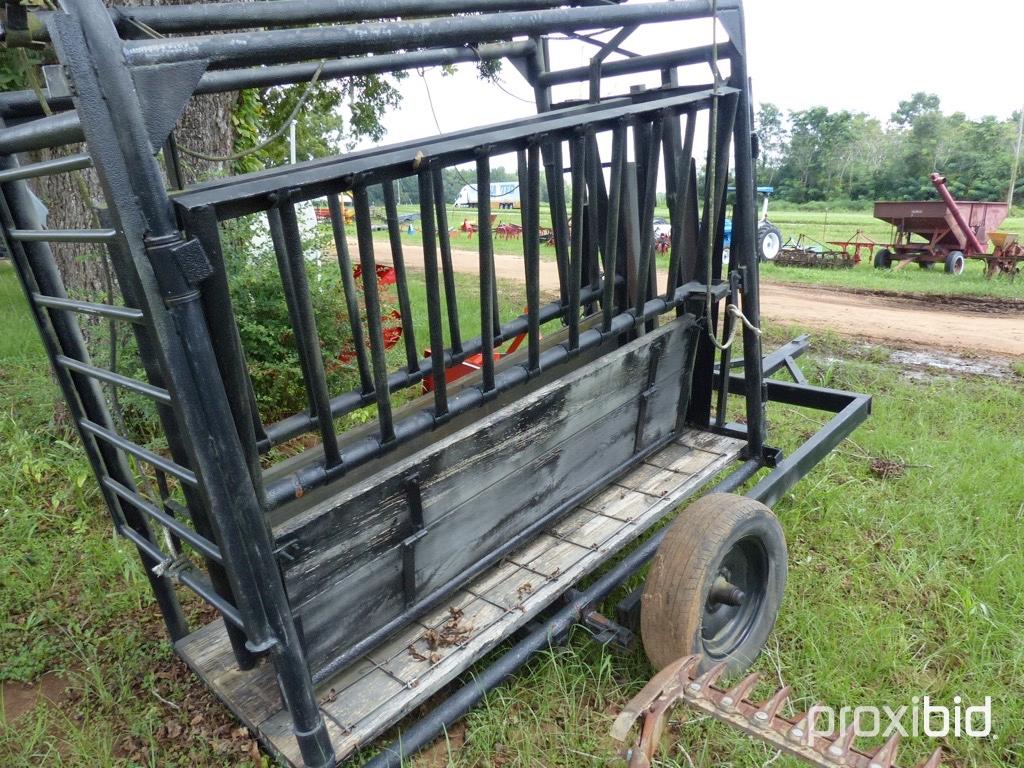 Portable livestock squeeze chute