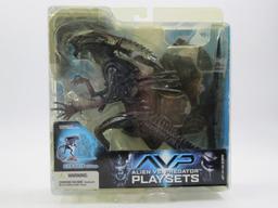 AVP Alien Vs. Predator Action Figure Lot w/Playset