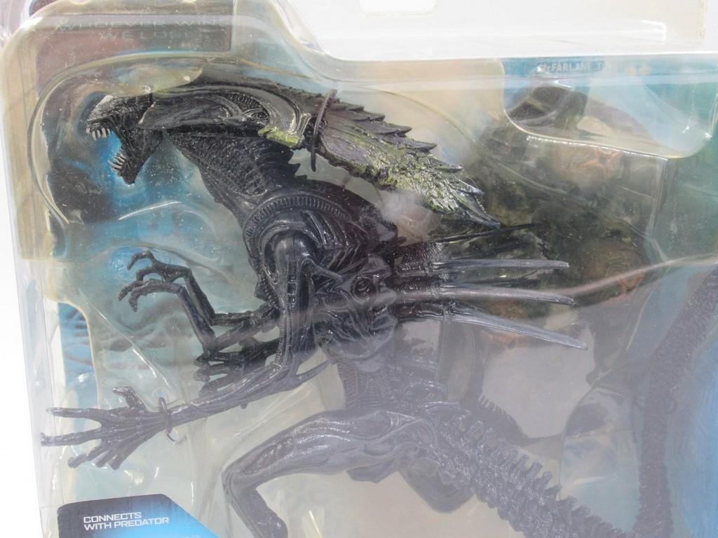 AVP Alien Vs. Predator Action Figure Lot w/Playset
