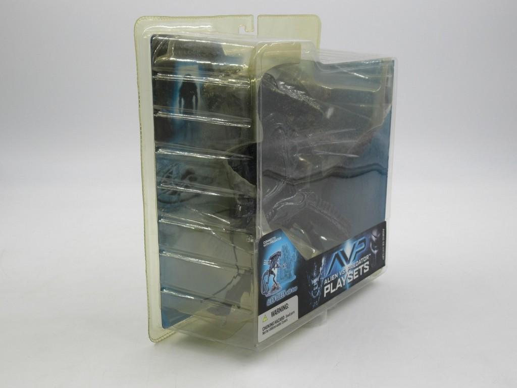 AVP Alien Vs. Predator Action Figure Lot w/Playset