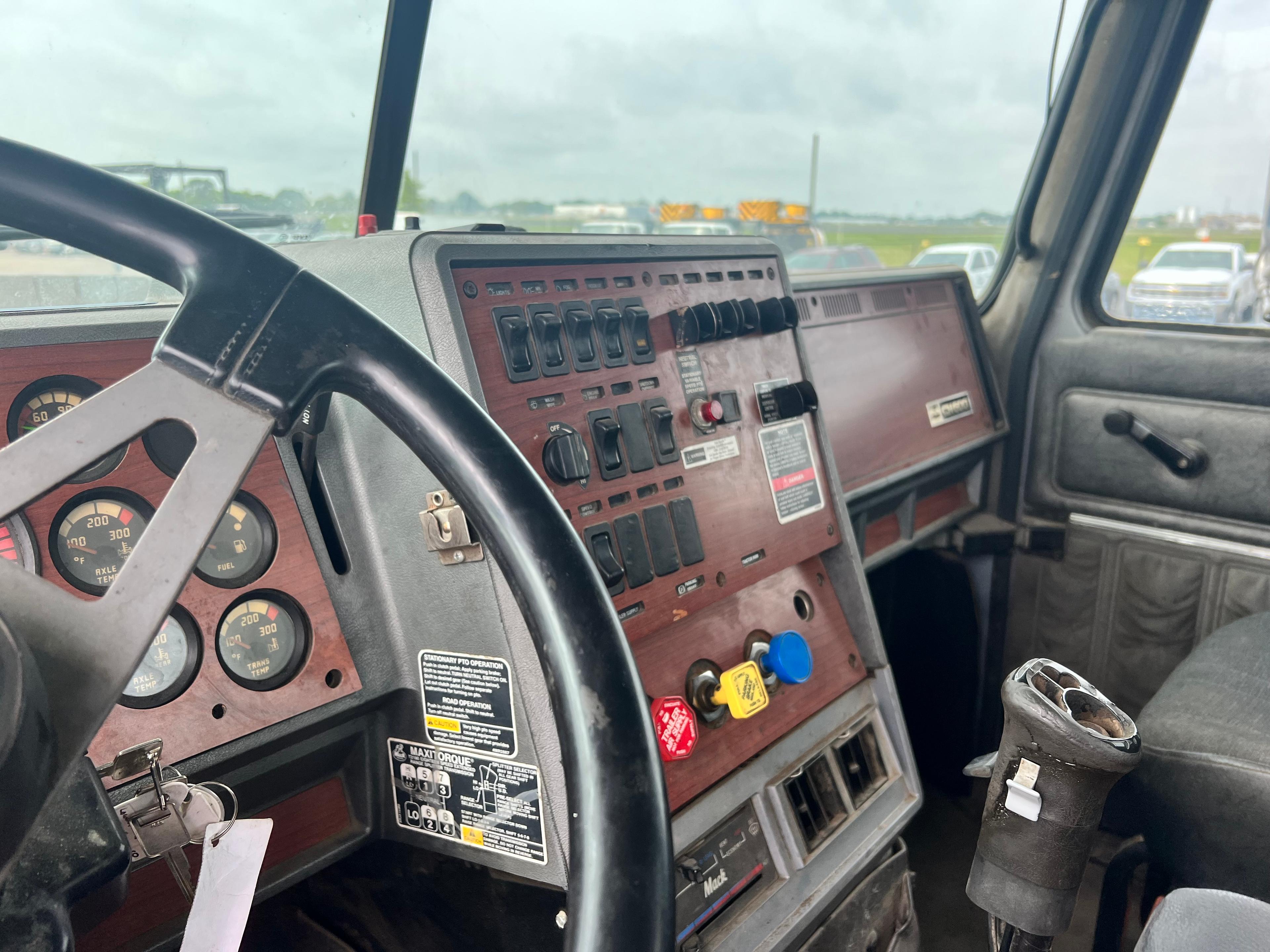 1998 Mack CH613 Day Cab Truck Tractor,