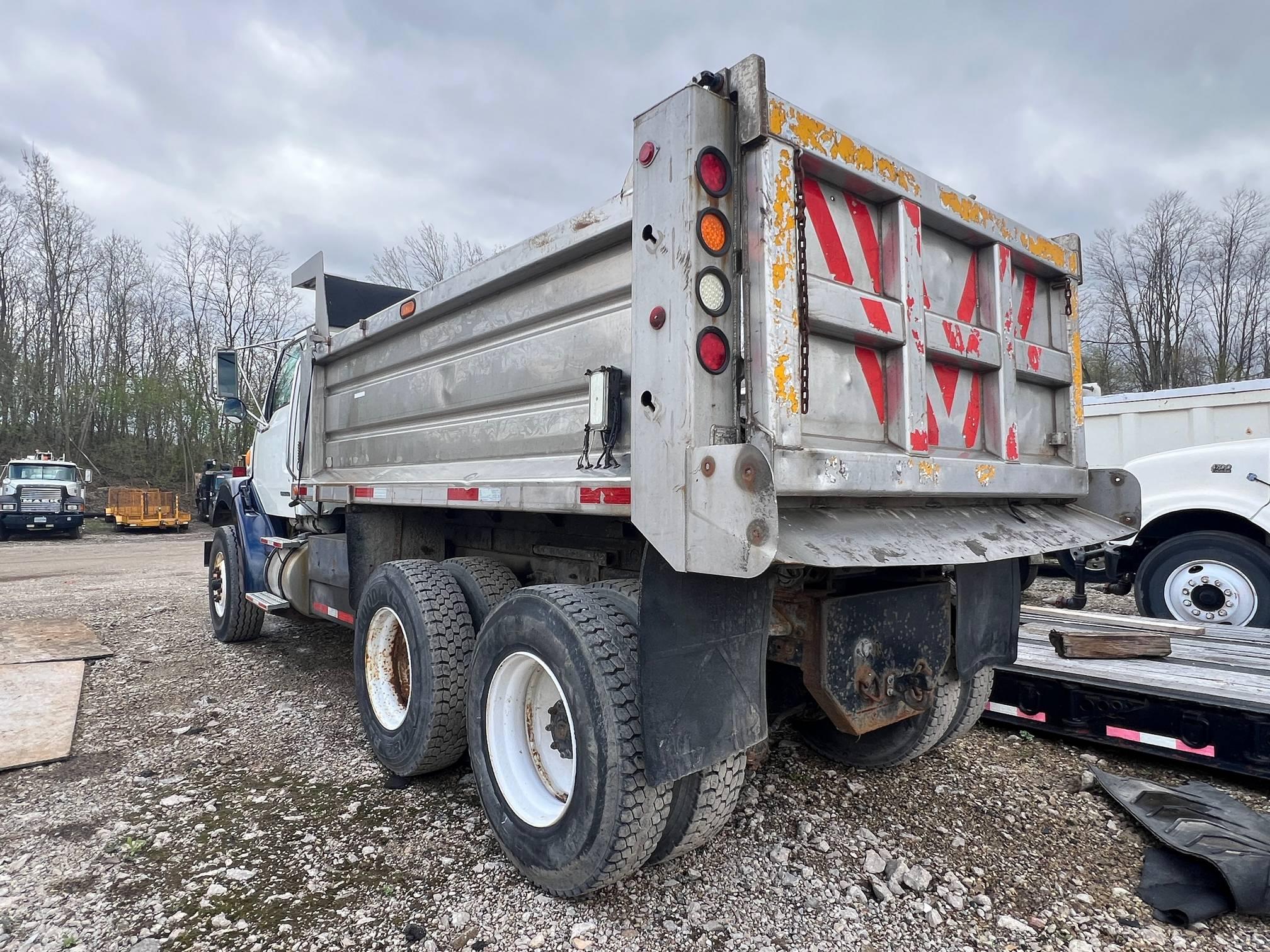 2003 L7500 Series Dump Truck