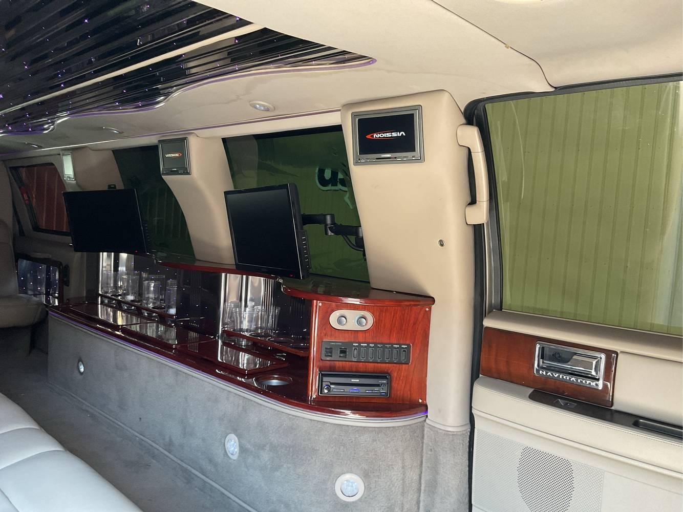 2011 Lincoln Navigator LCW  10 Passenger Limousine