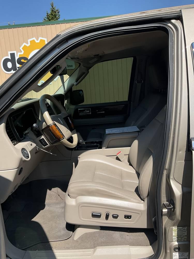 2011 Lincoln Navigator LCW  10 Passenger Limousine