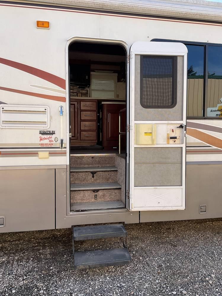 2002  Winnebago  Chieftain  Motorhome