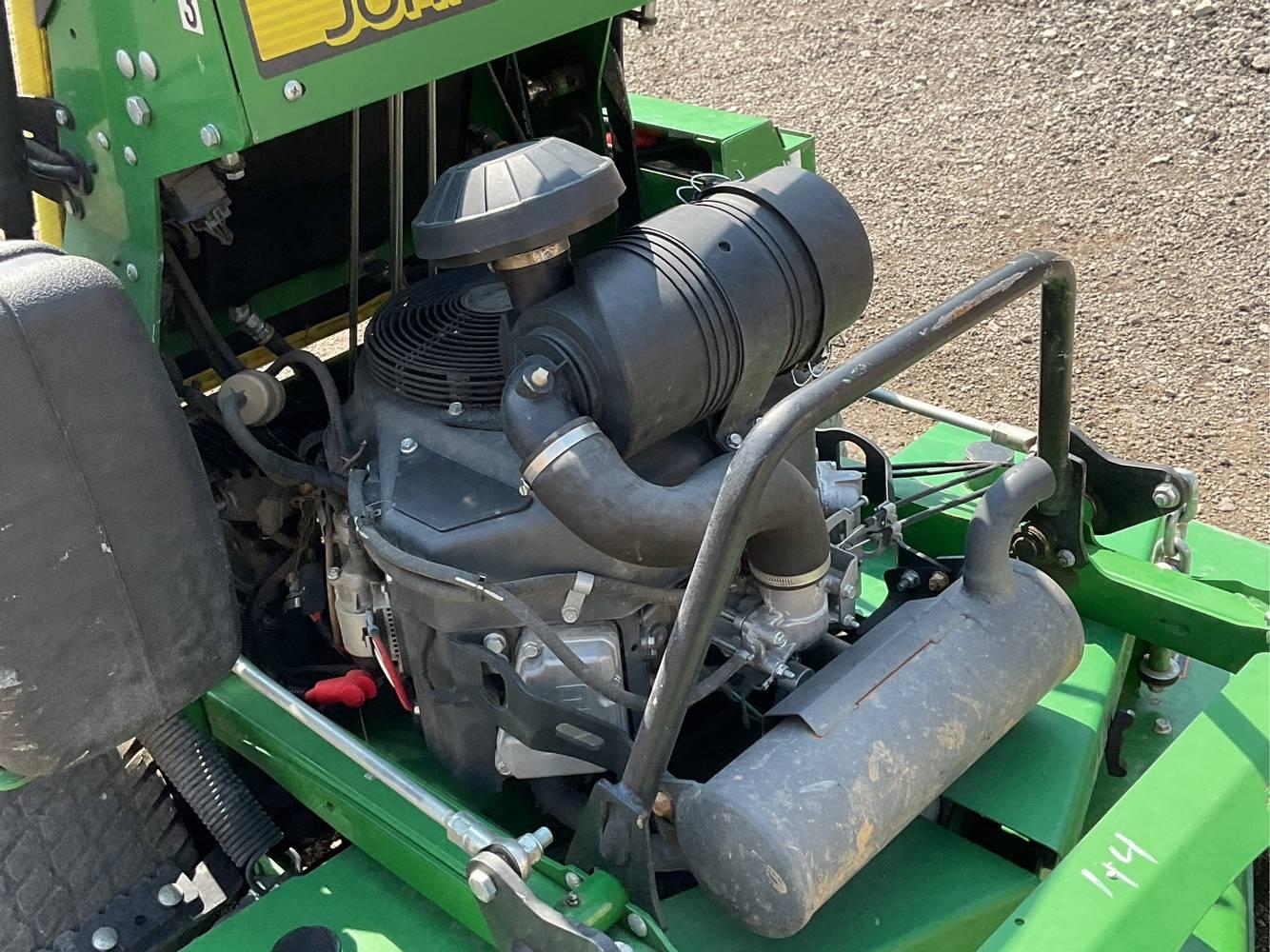 John Deere  652R QT  Stand On Mower