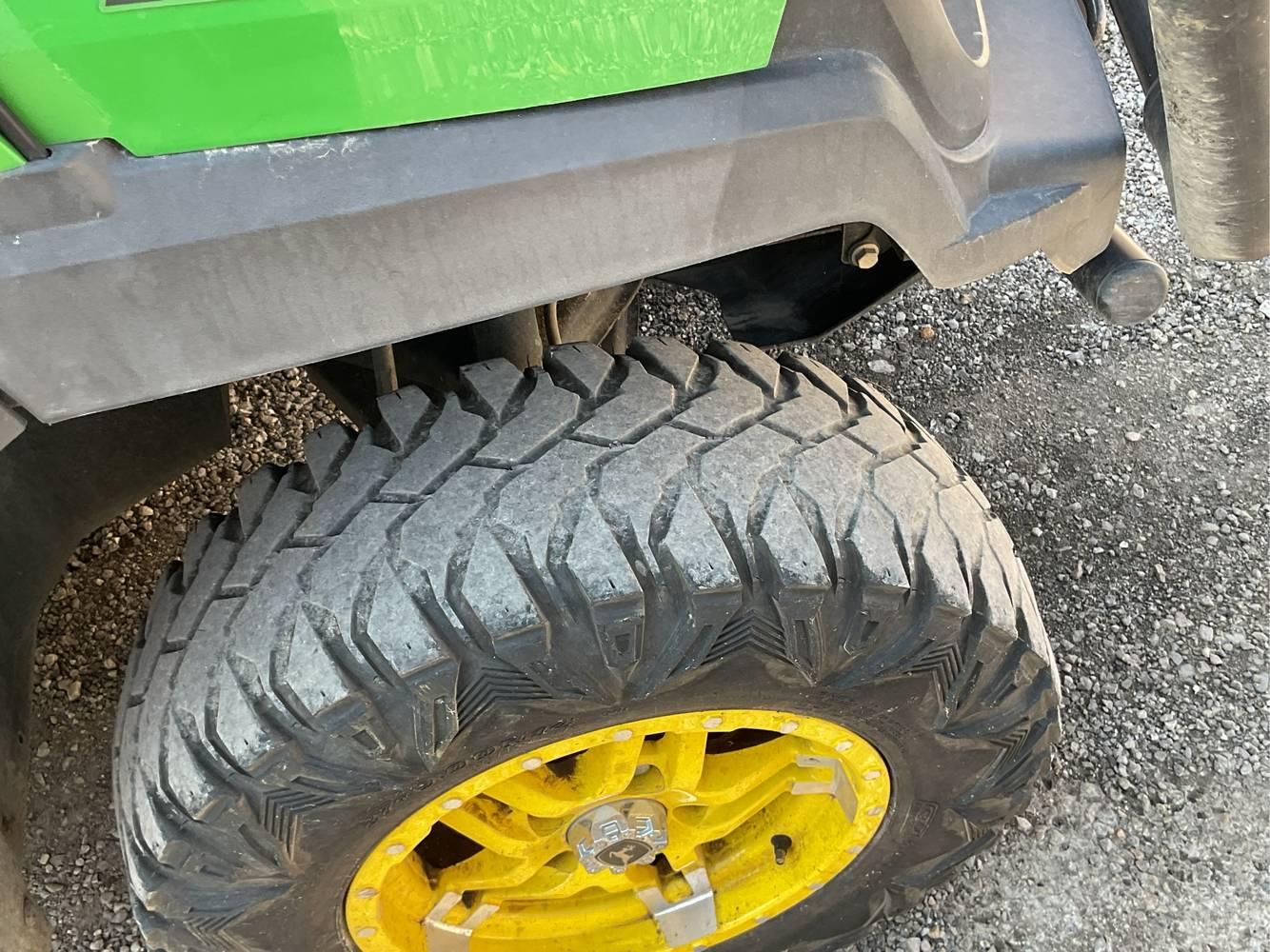 John Deere  XUV835M  Gator