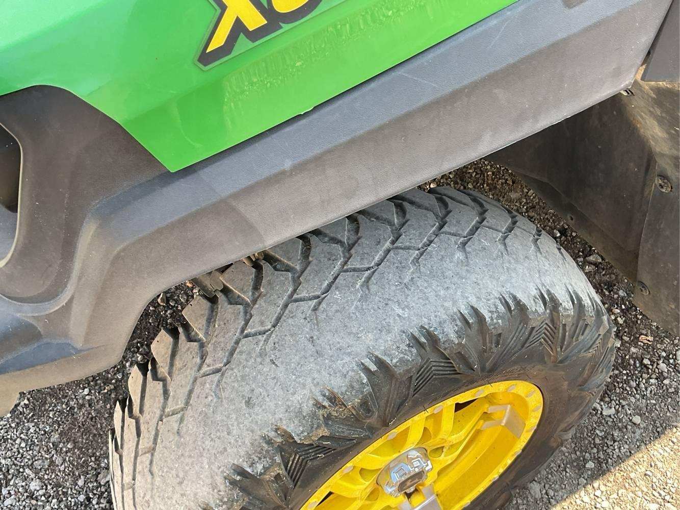 John Deere  XUV835M  Gator