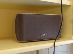 (FR) 6 SONY SPEAKERS WITH 2 STANDS AND WIRES (5 MINI SPEAKERS AND 1 SUBWOOFER)