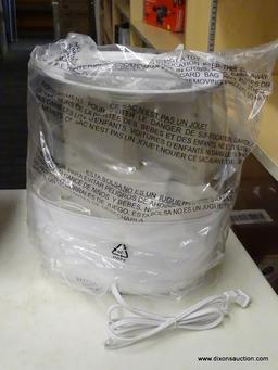 (R7) HOMEDICS TOTALCOMFORT HUMIDIFIER. HAS A 1.4 GALLON TANK, A 65 HOUR RUN TIME AND WORKS FOR LARGE