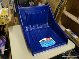 (R8) GARANT ERGONOMIC SLEIGH SHOVEL WITH A FRONT BLADE AND A 1.6 CU FT CAPACITY. MISSING THE HANDLE.