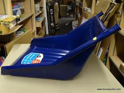 (R8) GARANT ERGONOMIC SLEIGH SHOVEL WITH A FRONT BLADE AND A 1.6 CU FT CAPACITY. MISSING THE HANDLE.