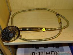 (R8) SHOWER HEAD WITH A POLISHED BRASS FINISH, 5 SETTINGS, AND A FLEXIBLE TUBE.