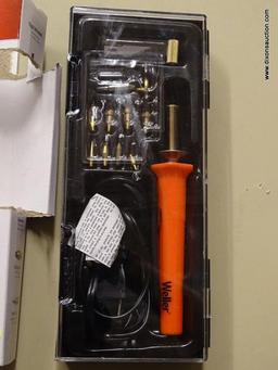 (R8) WELLER STANDARD DUTY 15-PIECE WOODBURNING AND HOBBY IRON KIT. 25 WATTS, UP TO 900...F. COMES IN