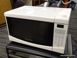 (R4) PROCTOR SILEX MICROWAVE; .6 CU FT MICROWAVE OVEN, WHITE IN COLOR. MODEL NO. PS-P70B17AP-KEW.