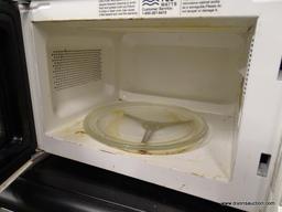 (R4) PROCTOR SILEX MICROWAVE; .6 CU FT MICROWAVE OVEN, WHITE IN COLOR. MODEL NO. PS-P70B17AP-KEW.