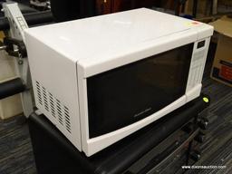 (R4) PROCTOR SILEX MICROWAVE; .6 CU FT MICROWAVE OVEN, WHITE IN COLOR. MODEL NO. PS-P70B17AP-KEW.