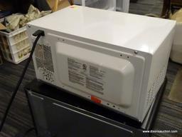 (R4) PROCTOR SILEX MICROWAVE; .6 CU FT MICROWAVE OVEN, WHITE IN COLOR. MODEL NO. PS-P70B17AP-KEW.