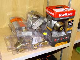 (R6) LOT O KWIKSET DOOR KNOB KITS; 5 PIECE LOT TO INCLUDE AN ANTIQUE BRASS DEADBOLT WITH A KEY ON
