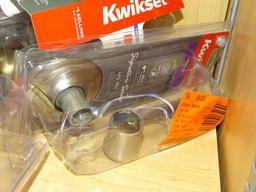 (R6) LOT O KWIKSET DOOR KNOB KITS; 5 PIECE LOT TO INCLUDE AN ANTIQUE BRASS DEADBOLT WITH A KEY ON