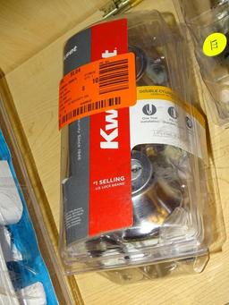 (R6) LOT O KWIKSET DOOR KNOB KITS; 5 PIECE LOT TO INCLUDE AN ANTIQUE BRASS DEADBOLT WITH A KEY ON