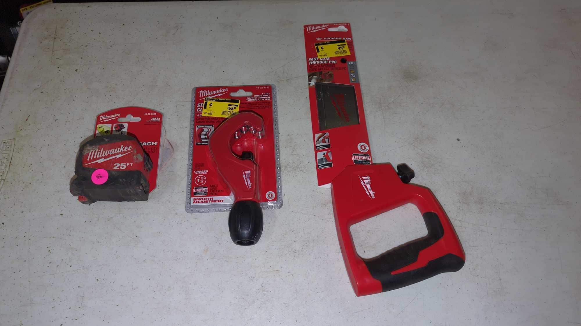 LOT OF 4 MILWAUKEE TOOLS YO INCLUDE A 25 FOOT TAPE MEASURE, A 1 IN - 1 1/2 INCH CONSTANT SWING