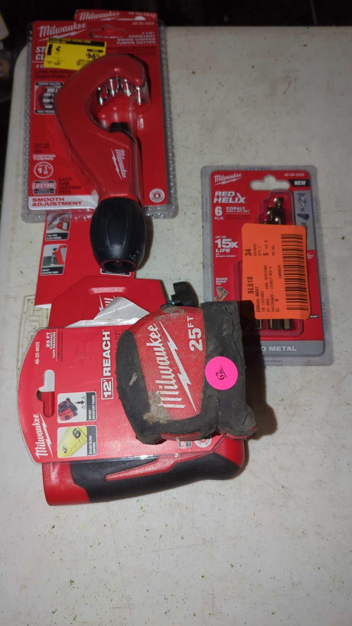 LOT OF 4 MILWAUKEE TOOLS YO INCLUDE A 25 FOOT TAPE MEASURE, A 1 IN - 1 1/2 INCH CONSTANT SWING