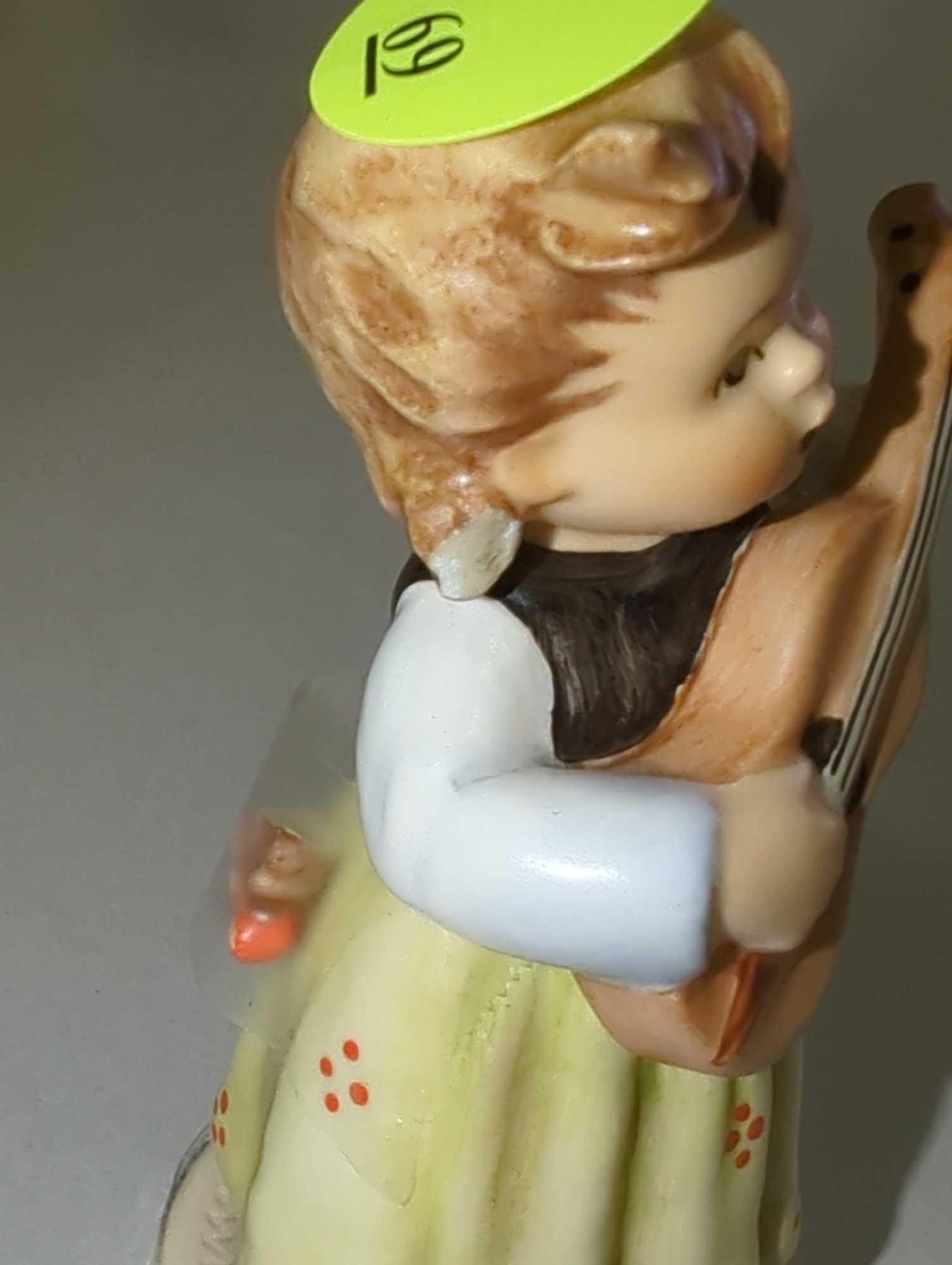 Goebel Hummel Figurine - ? Strum Along" ? Mit Sang und Klang ? Number 557, 12 Exclusive Edition