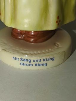 Goebel Hummel Figurine - ? Strum Along" ? Mit Sang und Klang ? Number 557, 12 Exclusive Edition