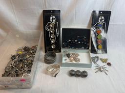 Costume jewelry lot: bracelets, brooches, button covers, necklaces, etc....